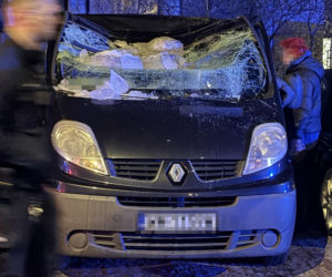 Warszawa. Bryła lodu rozstrzaskała szybę busa