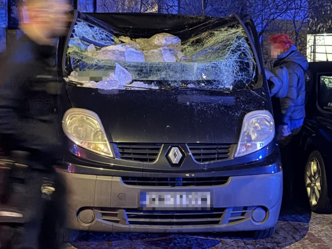 Warszawa. Bryła lodu rozstrzaskała szybę busa
