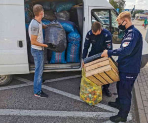 Tona nakrętek od podlaskich policjantów na pomoc 5-miesięcznemu Nikodemowi [ZDJĘCIA]
