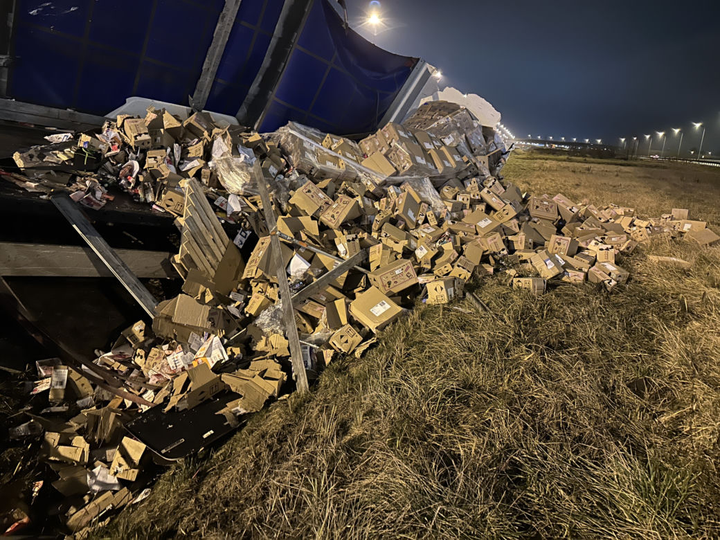  Groza na trasie S8. Zderzenie dwóch ciężarówek. Na jezdnie wysypały się kosmetyki!