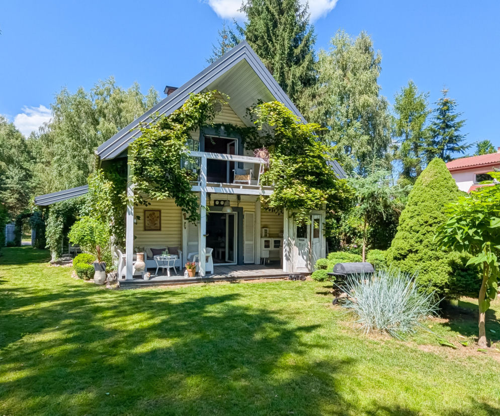 Rustykalny dom pod Warszawą inspirowany domkami letniskowymi Nowej Anglii. Zobacz jaki jest uroczy!