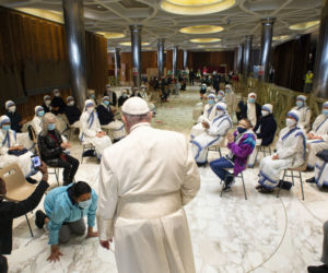 Papież Franciszek odwiedził ośrodek szczepień dla ubogich i bezdomnych