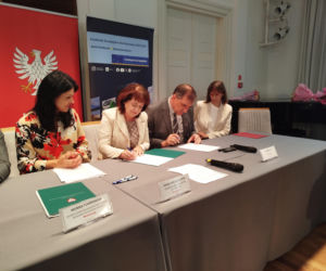 Dwie lokalne inwestycje z wysokim wsparciem unijnym. Umowy na budowę wiaduktu warszawskiego w Siedlcach i rozwój bioróżnorodności w Mrozach – już podpisane!