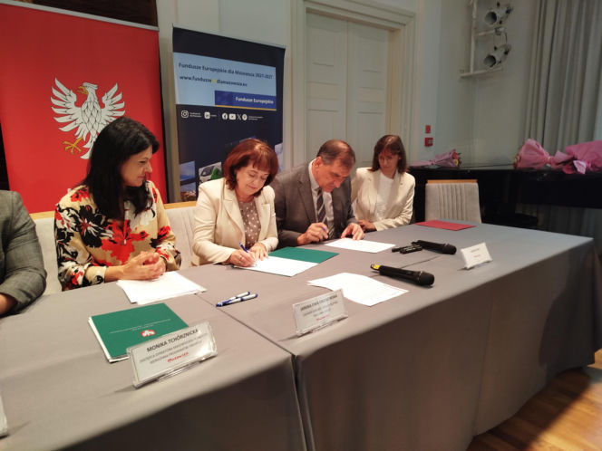 Dwie lokalne inwestycje z wysokim wsparciem unijnym. Umowy na budowę wiaduktu warszawskiego w Siedlcach i rozwój bioróżnorodności w Mrozach – już podpisane!