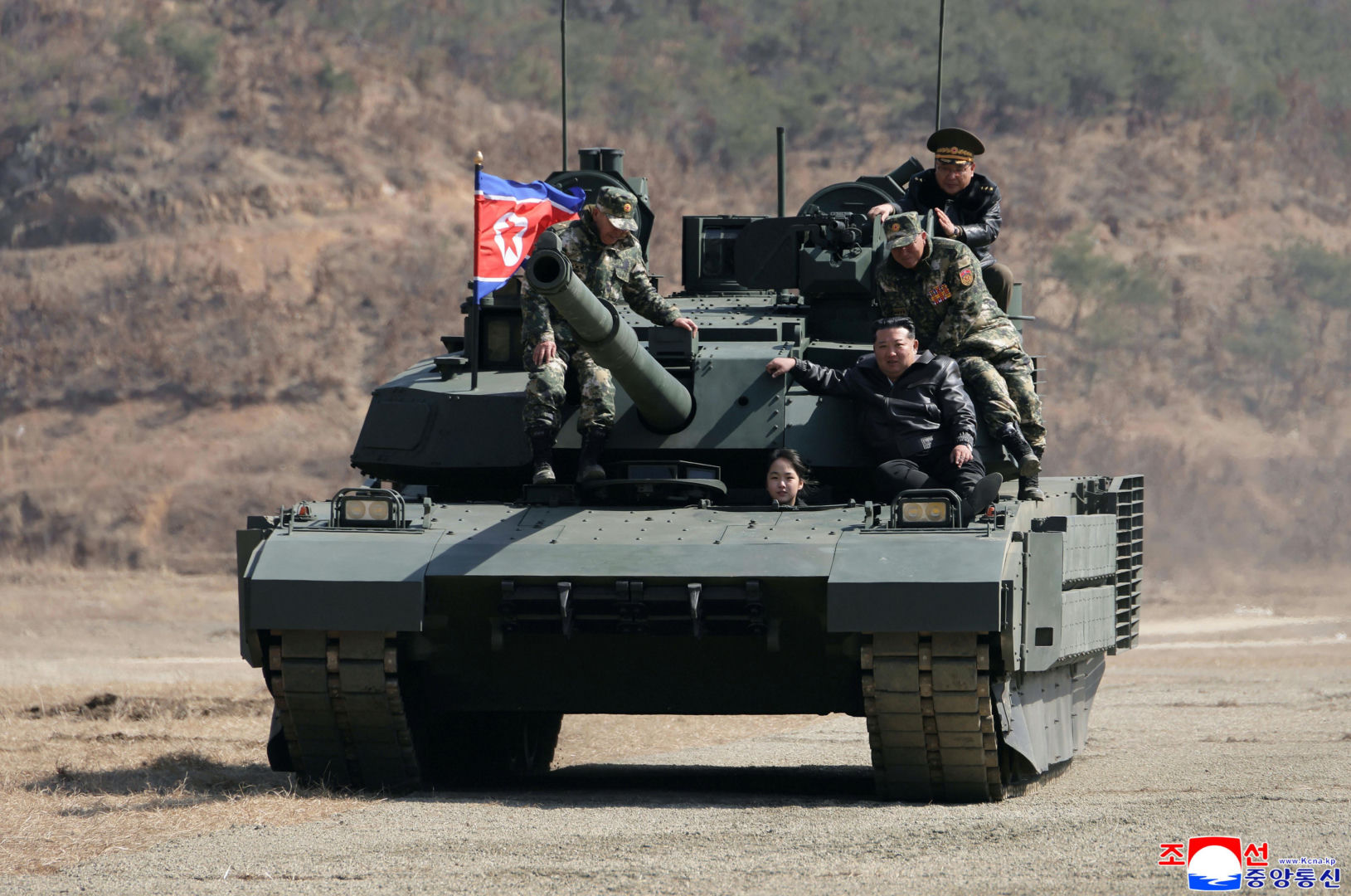 Korea Północna prezentuje nowe czołgi. Córka Kima za sterami