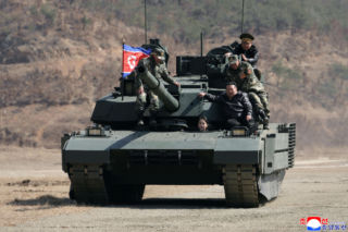 Korea Północna prezentuje nowe czołgi. Córka Kima za sterami