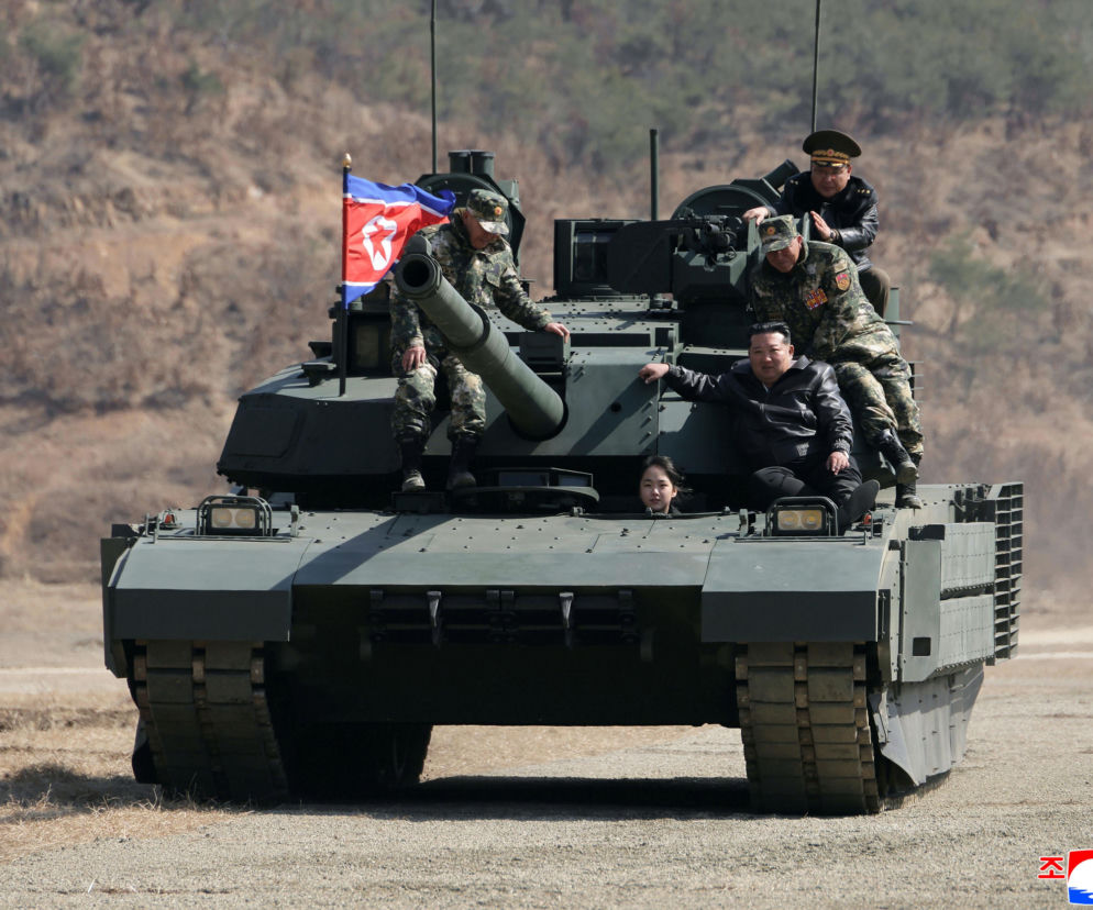 Korea Północna prezentuje nowe czołgi. Córka Kima za sterami