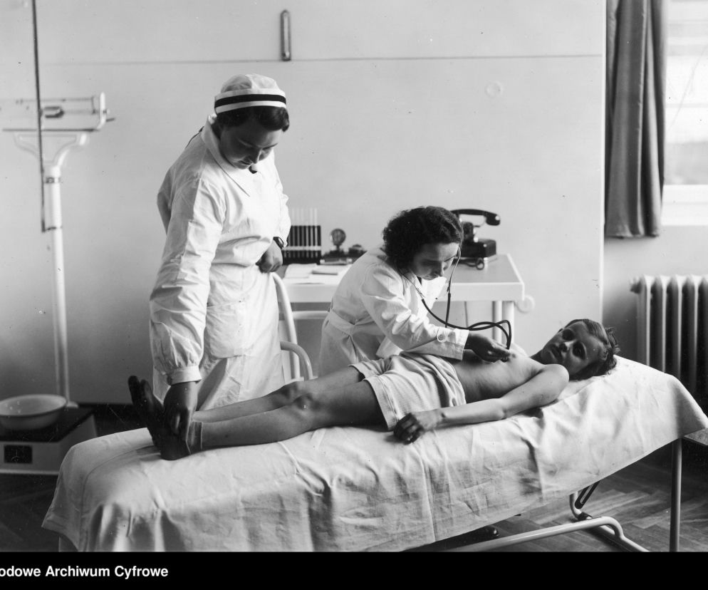 Badanie dziecka przez lekarkę i pielęgniarkę - 1937 r.