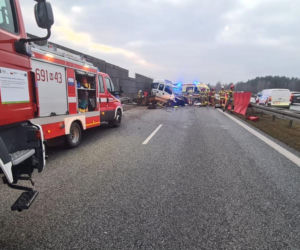 Bus z pięcioma osobami rozbił się na barierze. Helikopter LPR na miejscu