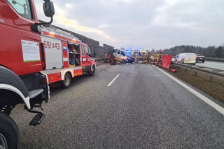 Bus z pięcioma osobami rozbił się na barierze. Helikopter LPR na miejscu