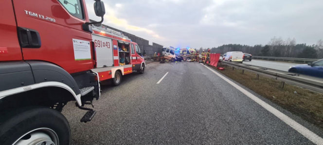 Bus z pięcioma osobami rozbił się na barierze. Helikopter LPR na miejscu