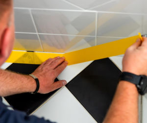 Jak poprawnie usunąć starą fugę i silikon oraz nałożyć nowy? Murator Remontuje