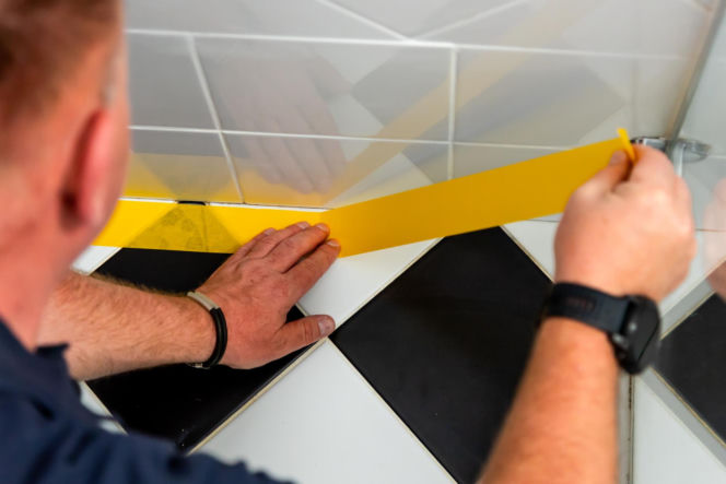 Jak poprawnie usunąć starą fugę i silikon oraz nałożyć nowy? Murator Remontuje