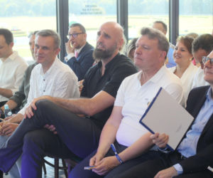 Ponad 7 mln zł dla lokalnych projektów. Na Służewcu wręczono czeki laureatom programu „Sportowo Kulturalnie Lokalnie”.