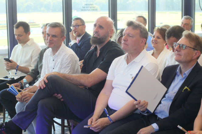 Ponad 7 mln zł dla lokalnych projektów. Na Służewcu wręczono czeki laureatom programu „Sportowo Kulturalnie Lokalnie”.