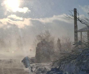 Zamieć śnieżna uwięziła kierowców w samochodach