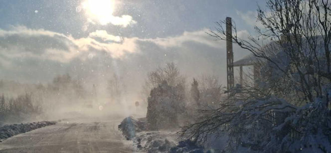 Zamieć śnieżna uwięziła kierowców w samochodach