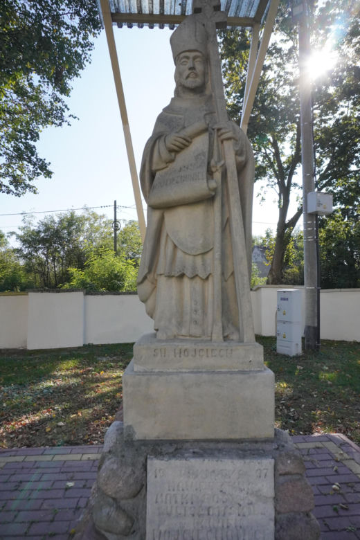 Ta mała wieś skrywa niezwykłą historię. Świątynia stoi tu od 1362 roku