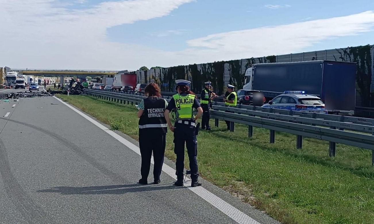 Śmiertelny wypadek na S8 pod Pabianicami. Kierujący BMW jechał pod prąd i huknął w tir