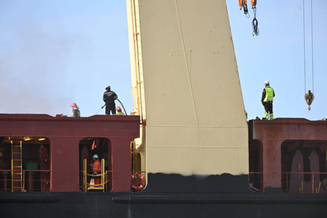 Pożar statku w Nowym Porcie w Gdańsku. Jednostka pływa pod banderą Cypru, a na jej pokładzie przebywało 25 członków załogi