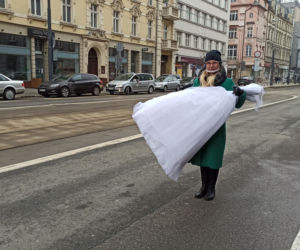 Protest branży ślubnej przed biurem PiS w Katowicach! Domagają się informacji od rządu kiedy będą mogli wrócić do pracy [ZDJĘCIA, WIDEO]