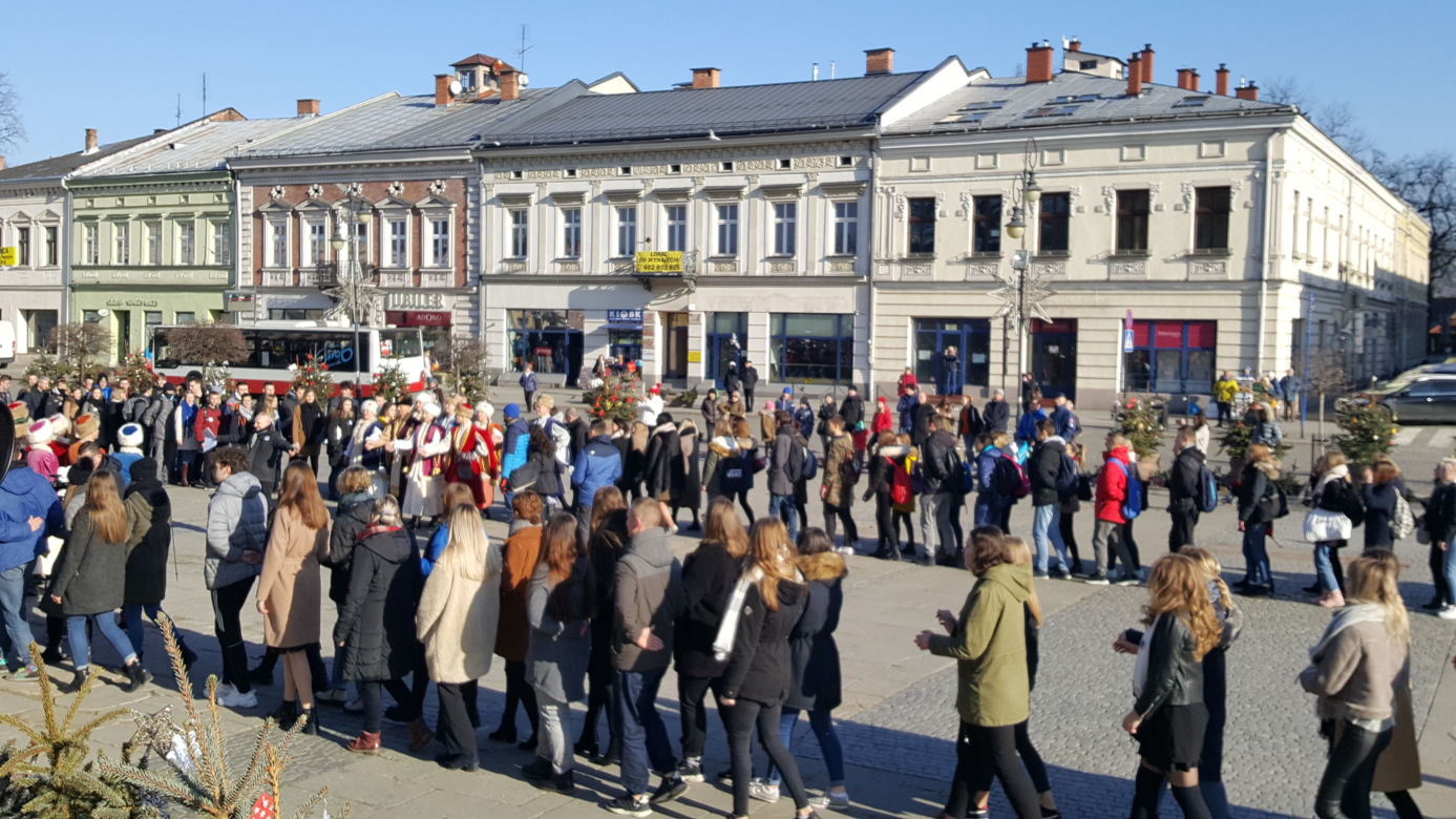 Nowy Sącz: Tak się bawią na 100 dni przed maturą! 500 par zatańczyło poloneza 