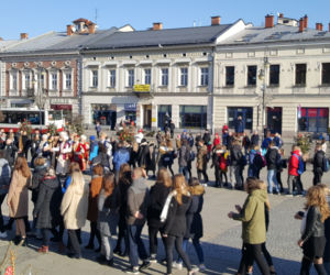 Nowy Sącz: Tak się bawią na 100 dni przed maturą! 500 par zatańczyło poloneza 