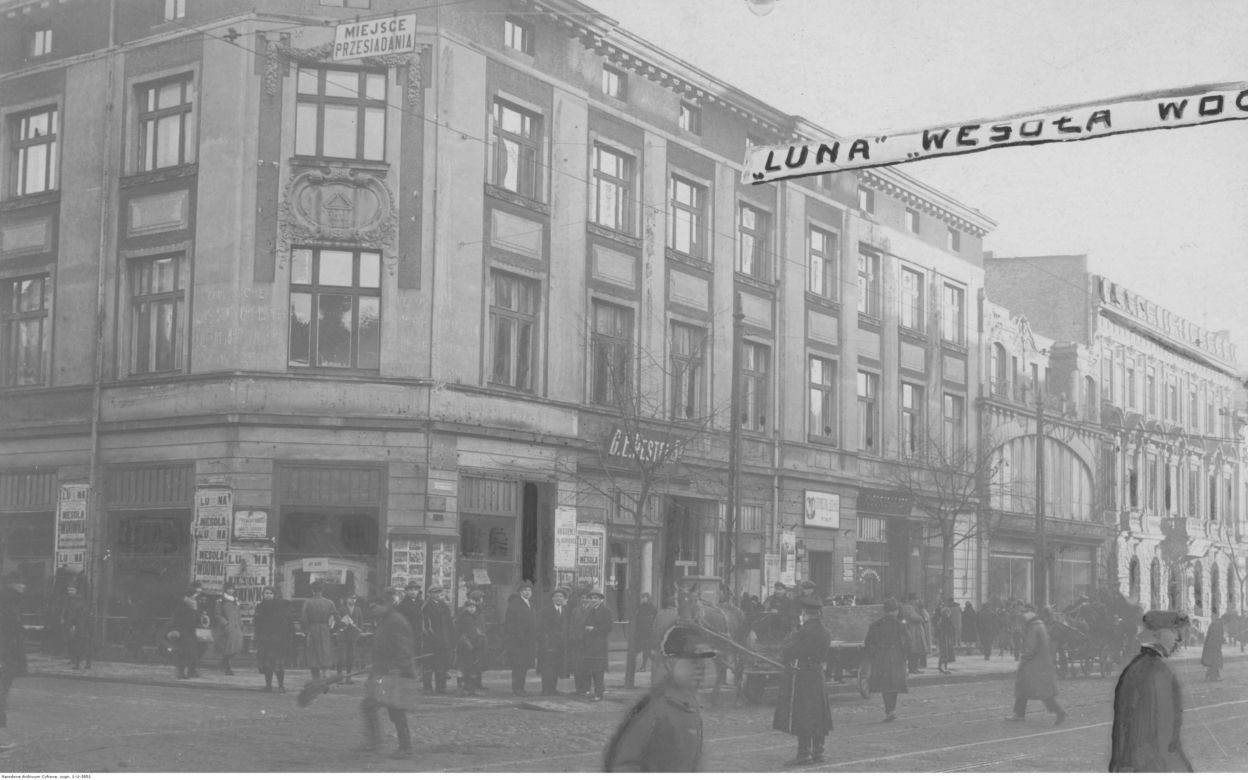ragment ulicy. Widoczny budynek kina Luna na rogu Piotrkowskiej i Przejazdu, lata: 1925-1939