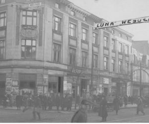ragment ulicy. Widoczny budynek kina Luna na rogu Piotrkowskiej i Przejazdu, lata: 1925-1939
