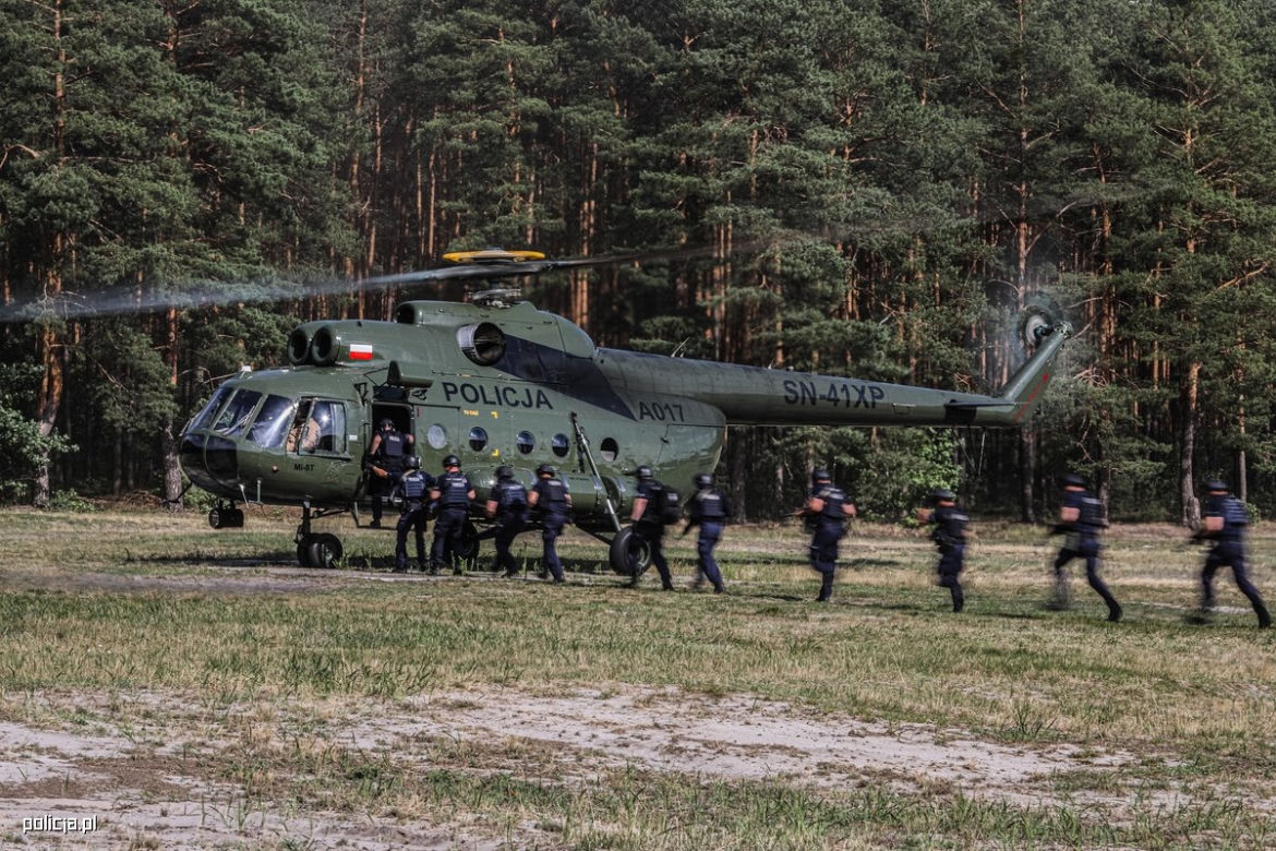 Policjanci z Rzeszowa jak z filmu Patryka Vegi. Zobaczcie zdjęcia z poligonu 