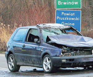 GOLF dachował w rowie 