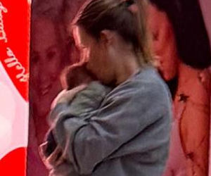 Olga Frycz wychodzi z dzieckiem ze szpitala