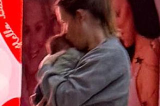 Olga Frycz wychodzi z dzieckiem ze szpitala