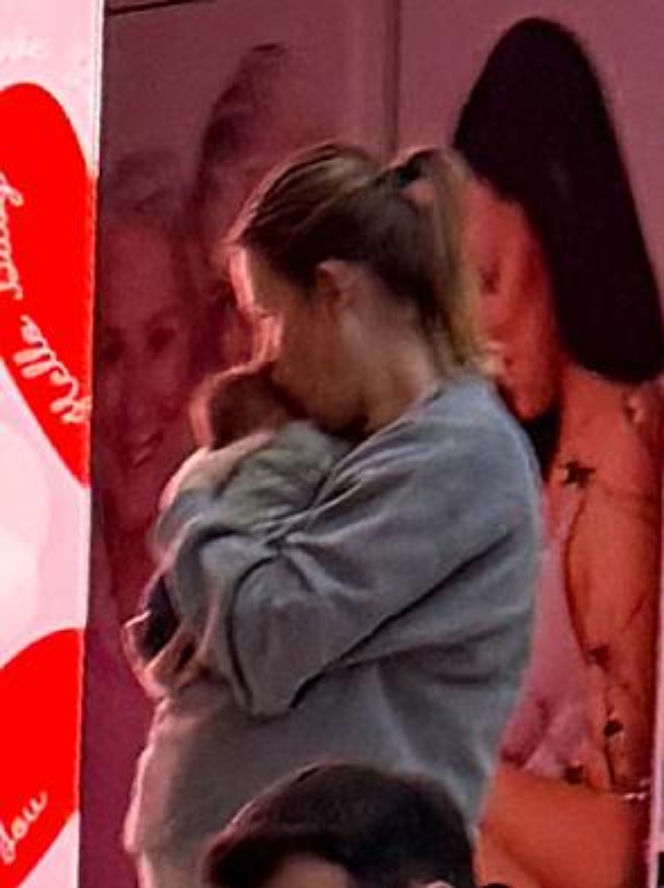 Olga Frycz wychodzi z dzieckiem ze szpitala