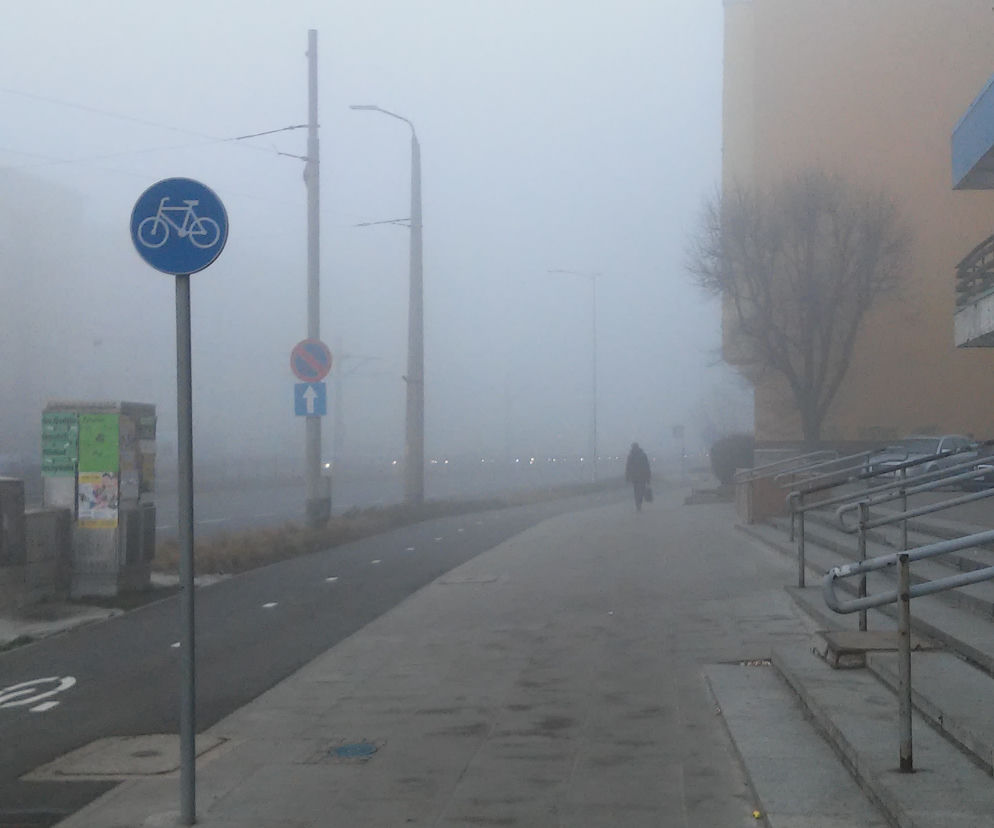Gęsta mgła we Wrocławiu. Uważajcie, widoczność jest ograniczona!