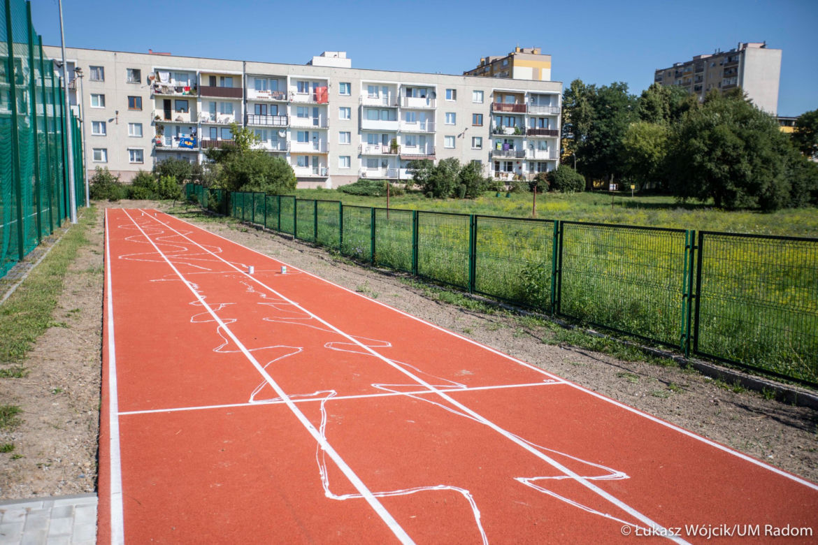 Wandale zniszczyli boisko i bieżnie radomskiego "elektronika" na dzień przed odbiorem