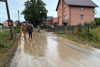 Armagedon nad Polską! Ponad tysiąc interwencji strażaków, zalany szpital i zerwane dachy. Są ranni!