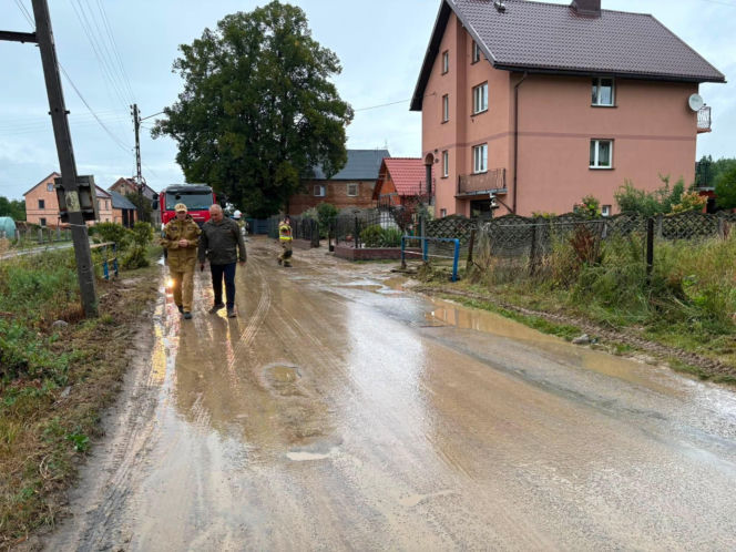 Armagedon nad Polską! Ponad tysiąc interwencji strażaków, zalany szpital i zerwane dachy. Są ranni!