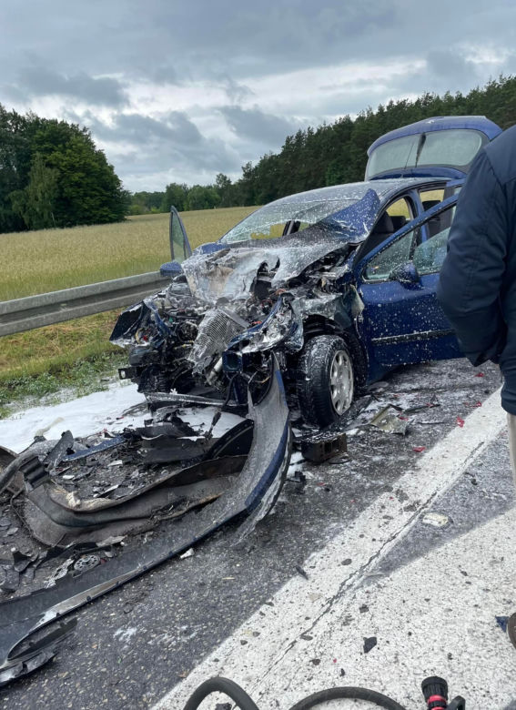 Koszmarny wypadek pod Pułtuskiem. 25-latkę zabrał śmigłowiec. jej peugeot huknął w tira [ZDJĘCIA]