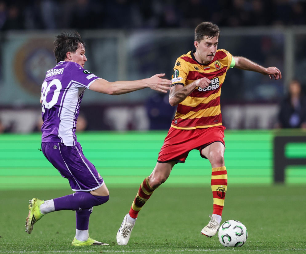 Taras Romanczuk przy piłce podczas meczu Jagiellonii. O starciu z Rangers FC przeczytasz na SE Supersport.