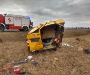 Silny wiatru mógł doprowadzić do tragedii! Tyle zostało z busa! [ZDJĘCIA]