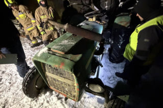 Ciągnik przygniótł mężczyznę. Dramatyczna walka o życie i akcja LPR