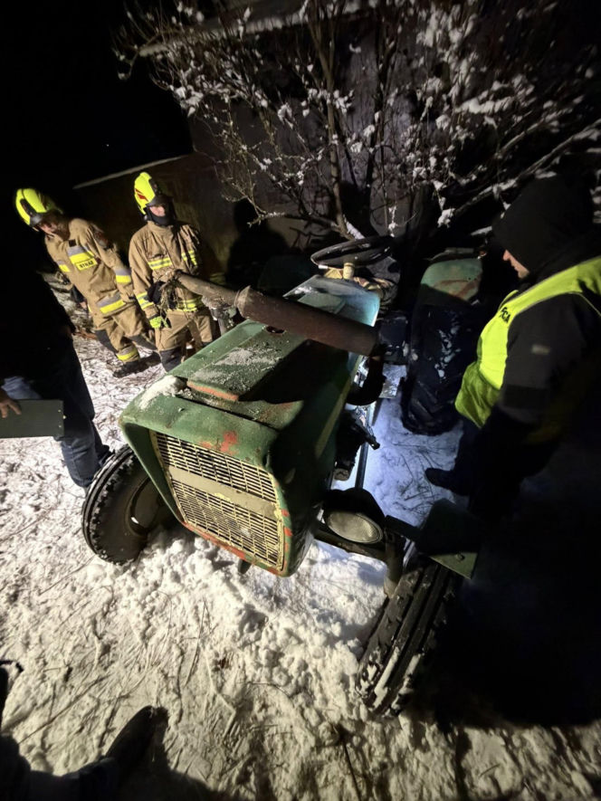 Ciągnik przygniótł mężczyznę. Dramatyczna walka o życie i akcja LPR
