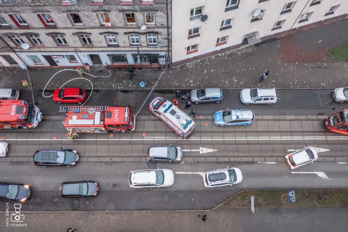 Duże utrudnienia na ul. Katowickiej w Świętochłowicach. Trwa interwencja straży pożarnej