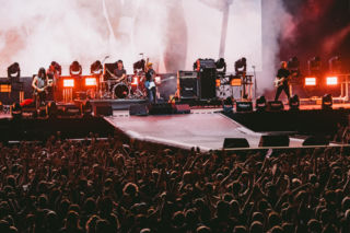 Charytatywny koncert Toma Morello z udziałem gwiazd będzie transmitowany na żywo! Kiedy i i której oglądać w Polsce?