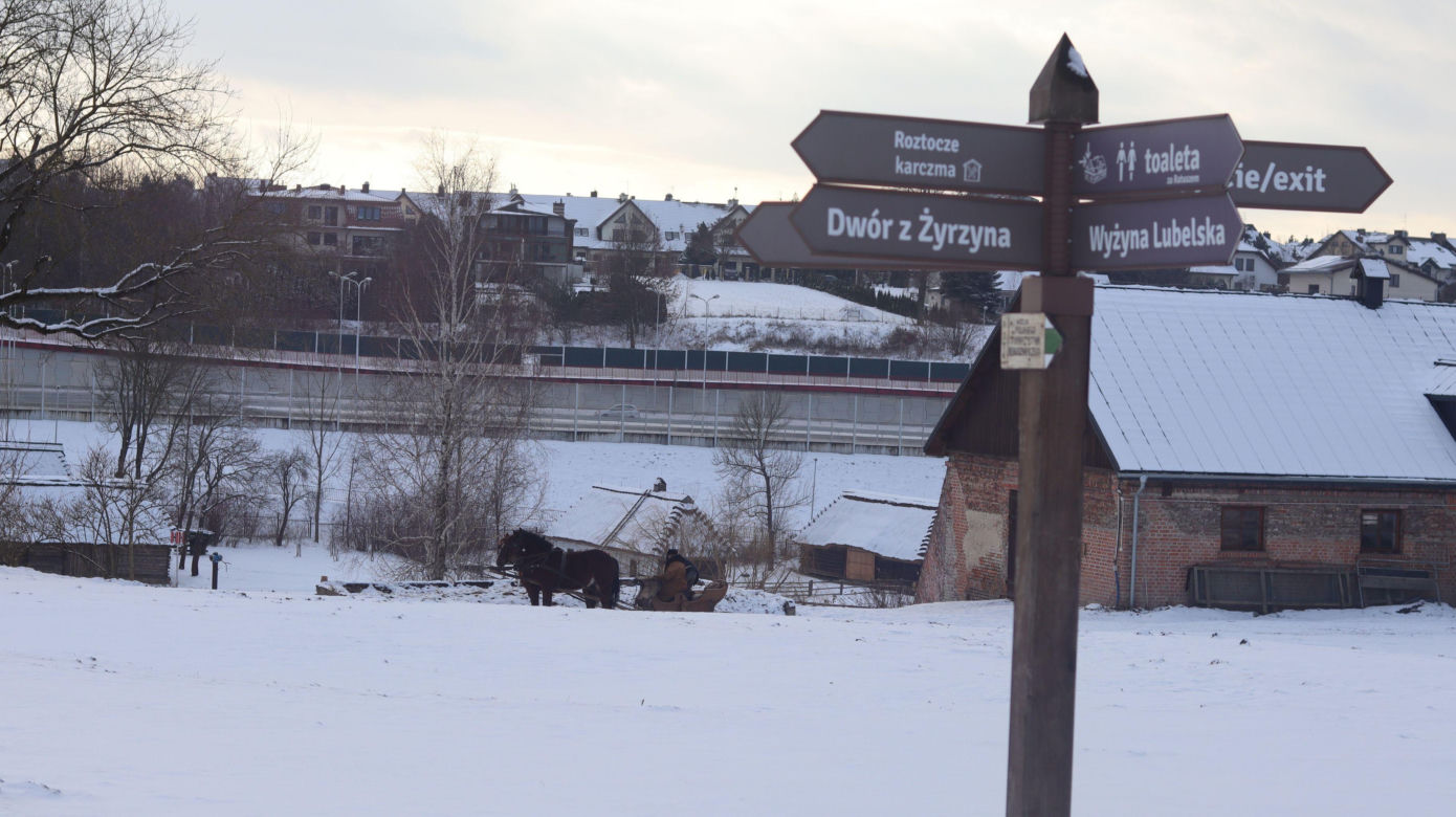 Cicho i wszędzie biało. Tak prezentuje się skansen w Lublinie w zimowej odsłonie! [GALERIA]