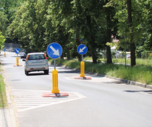 Drogowy absurd? Kierowcy z Tarnowa muszą jeździć slalomem!