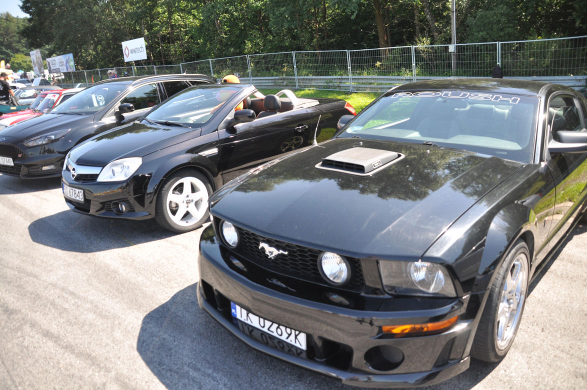 Auto Moto Fiesta 2023 na Torze Kielce. Dużo pięknych samochodów i pokazy driftu
