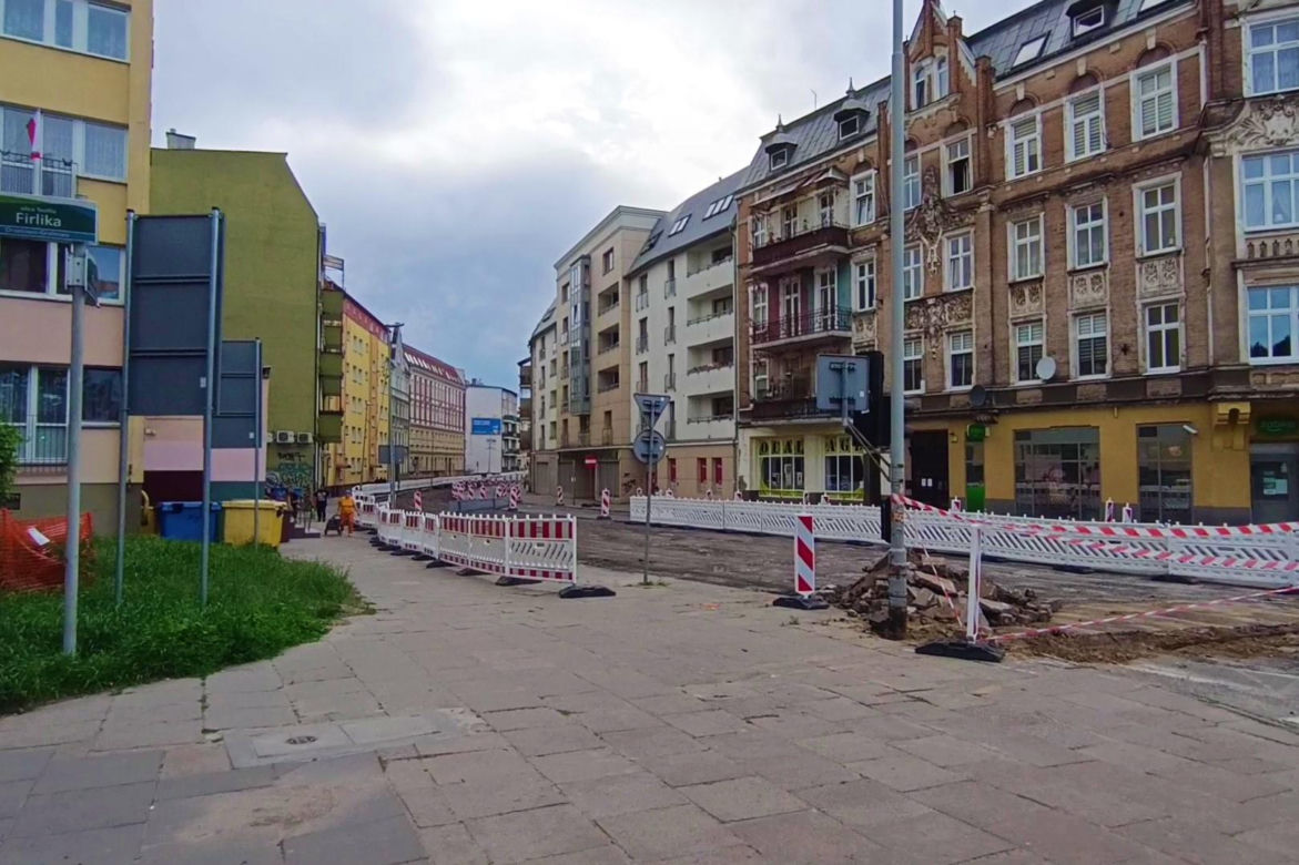 Szczury uszkodziły ul. Emilii Plater