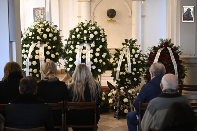 Wieńce na pogrzebie Edwarda Linde-Lubaszenki. Żałobnicy pożegnali artystę pięknymi kwiatami